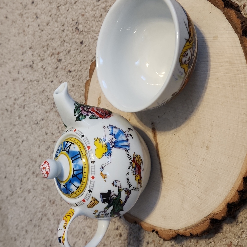 Paul Cardew Alice in Wonderland Design Teapot & Cup Set 2010